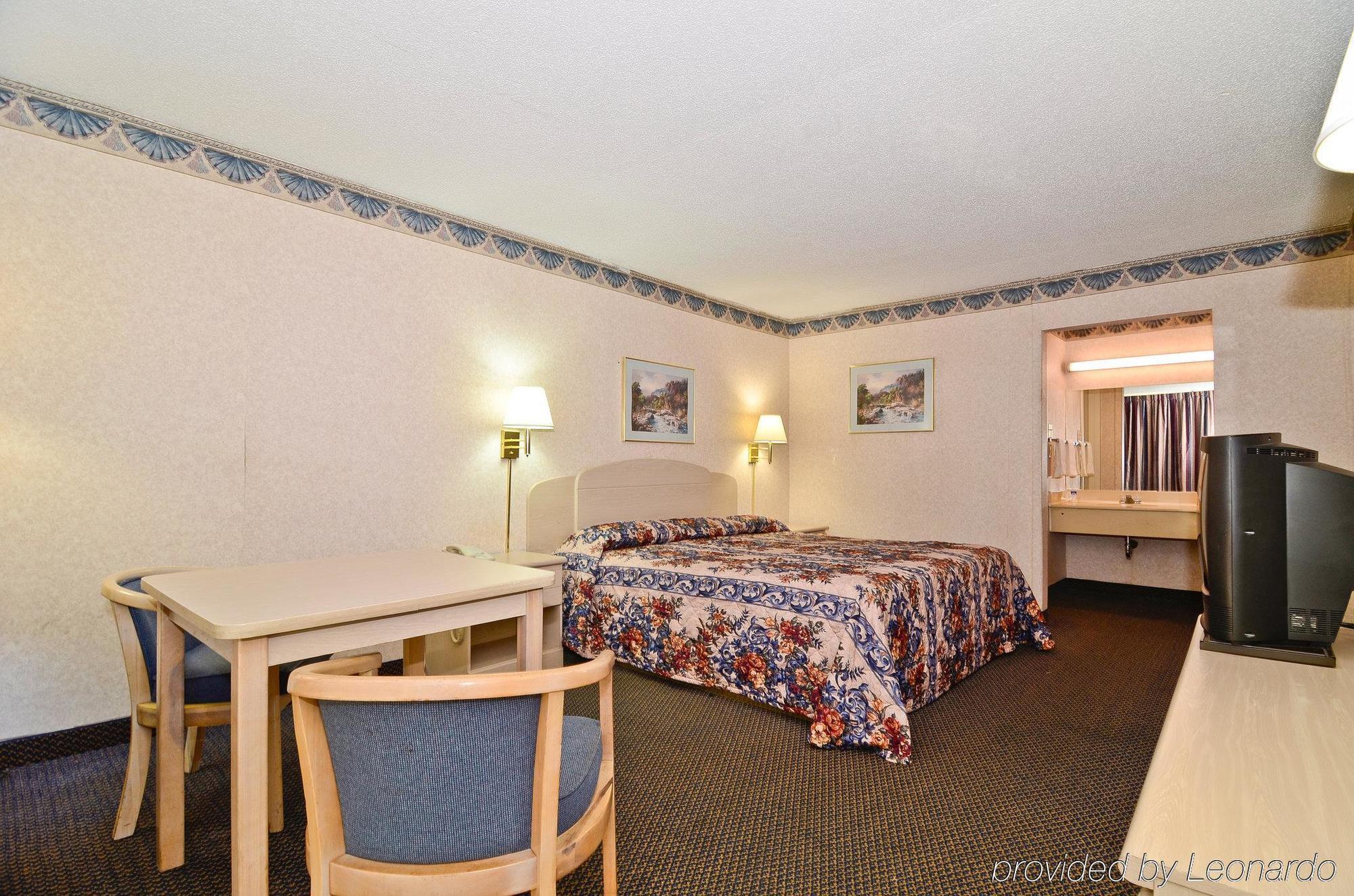 The Sanford Inn Room photo