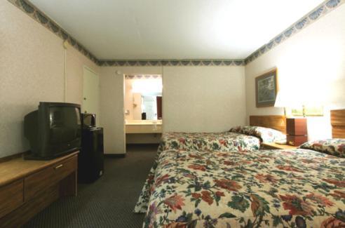 The Sanford Inn Room photo